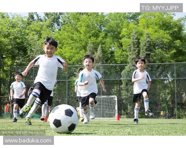 小男孩足球球星奋力奔跑瞬间捕捉高清图片展现青春活力与球场魅力