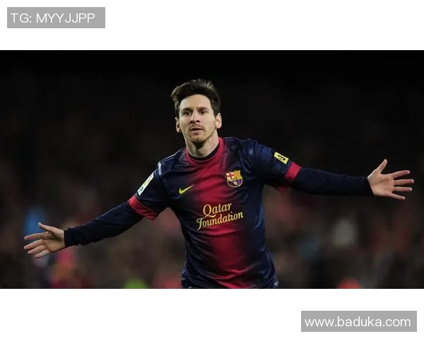 足球巨星集结一堂 举卡片展现荣耀与辉煌时刻