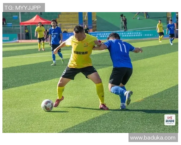 足球球星赛场握手瞬间展现体育精神与友谊风采